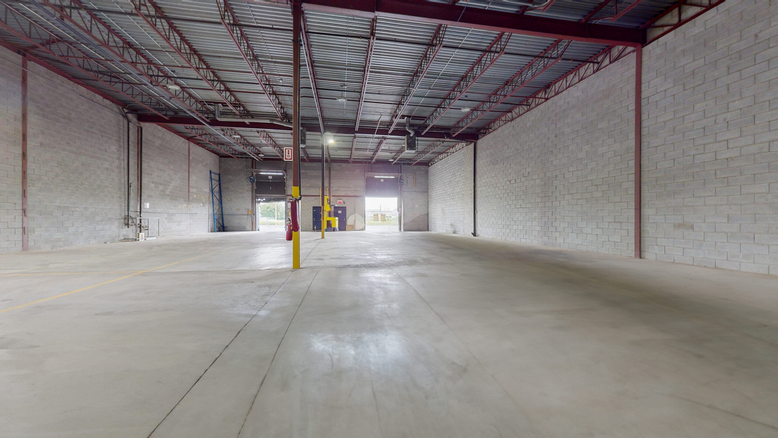 Espace industriel avec quai de chargement et aire bureau à louer à Boisbriand – idéal pour PME logistique ou manufacturière