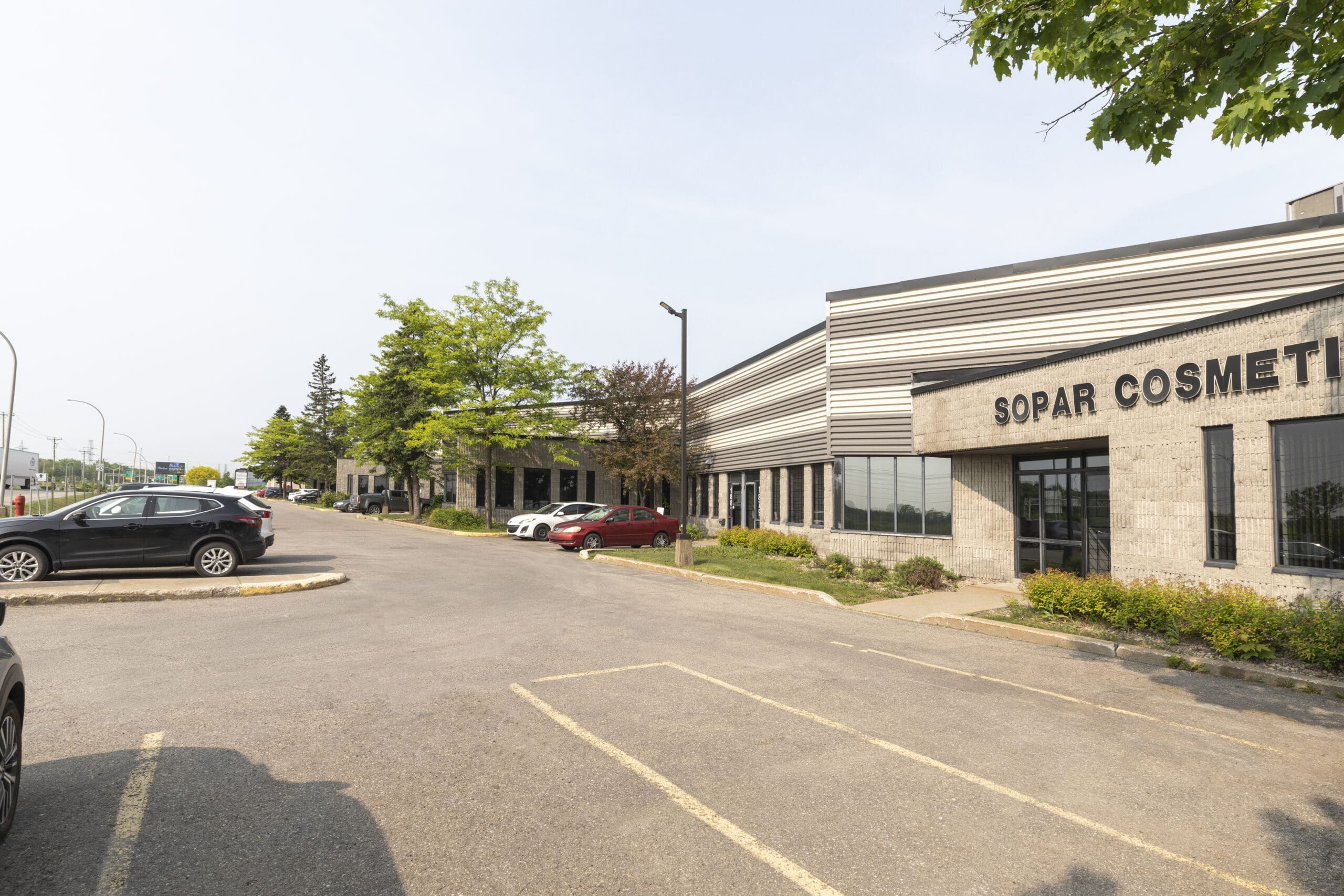 Local industriel à louer à Boisbriand dans le parc 640 Nord, bâtiment moderne, excellente visibilité et accès direct aux autoroutes