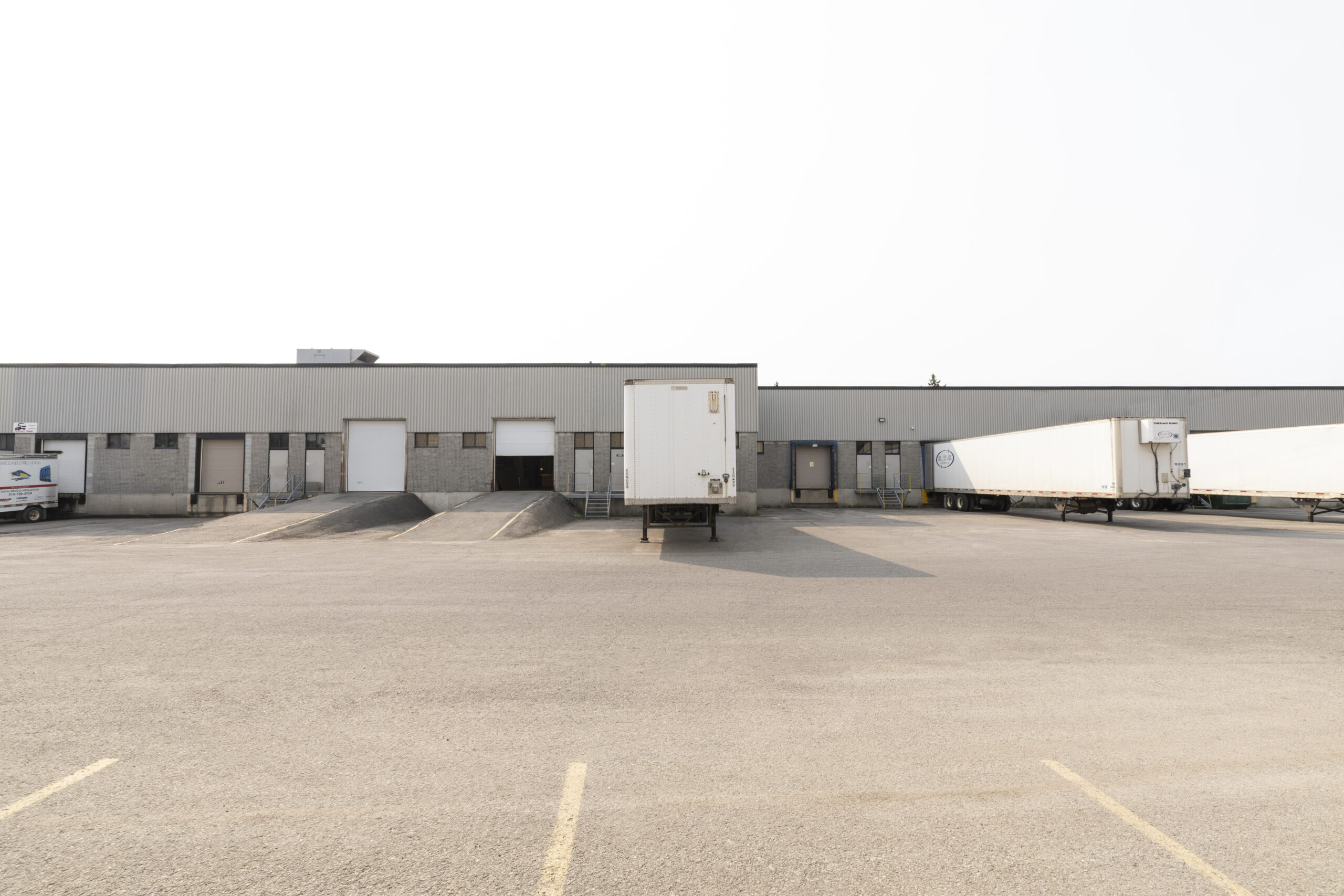 Espace industriel avec quai de chargement et aire bureau à louer à Boisbriand – idéal pour PME logistique ou manufacturière