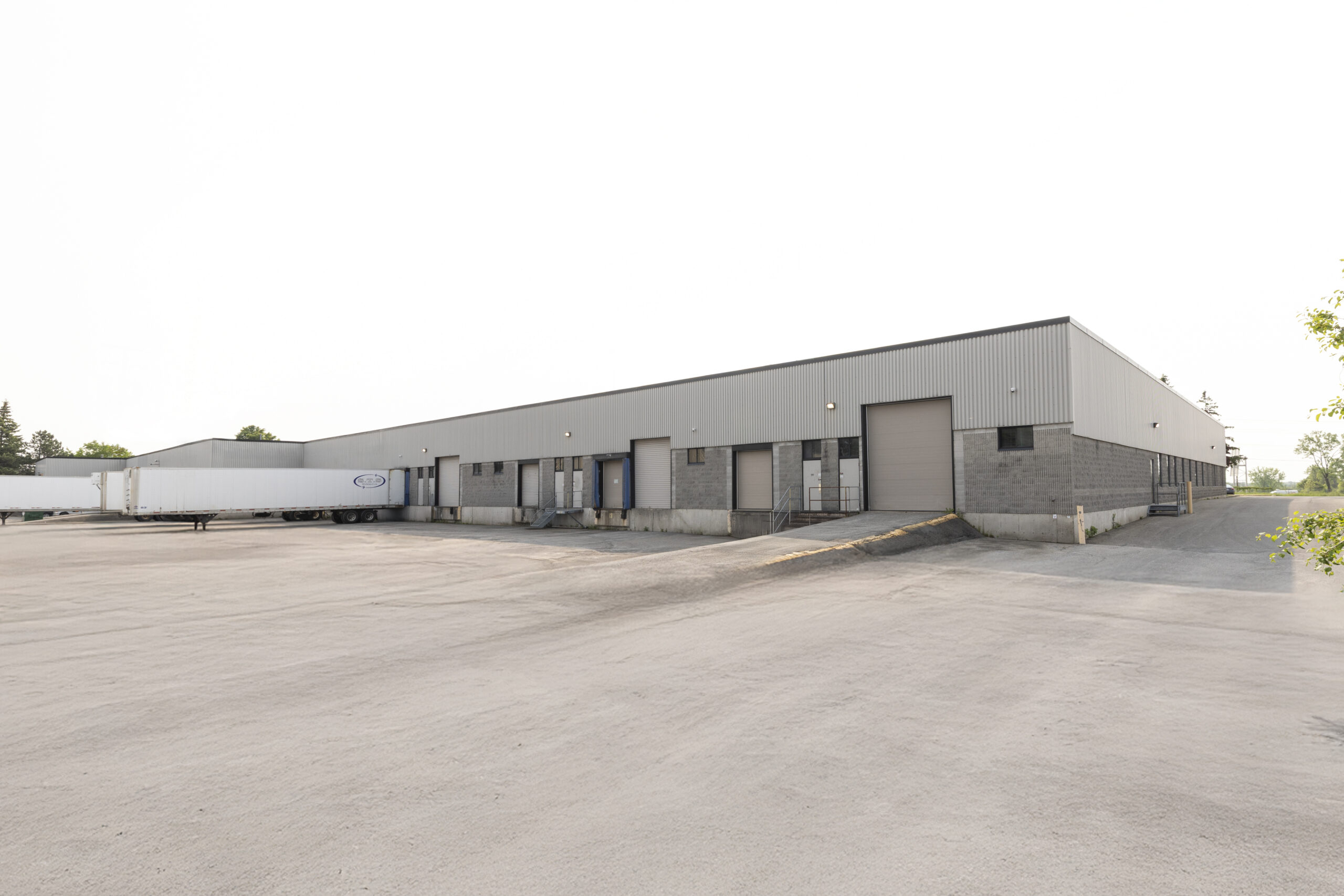 Local industriel à Boisbriand avec hauteur libre, zone entrepôt, bureau, et aménagement sur mesure