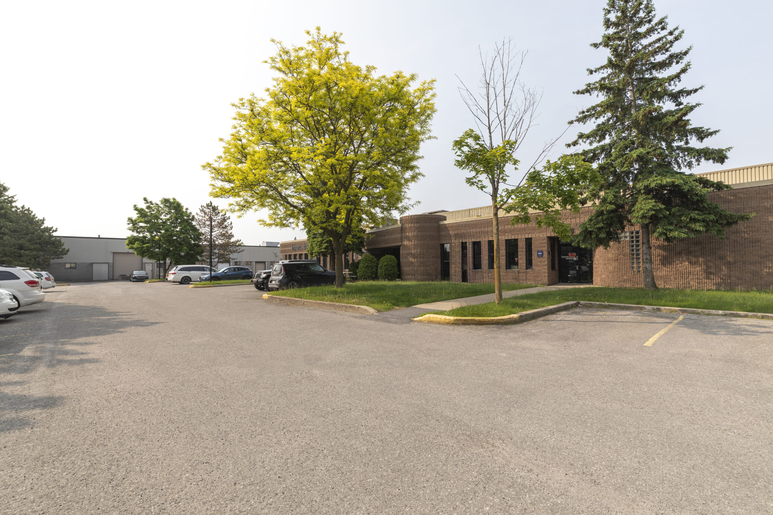 Espace industriel avec quai de chargement et aire bureau à louer à Boisbriand – idéal pour PME logistique ou manufacturière