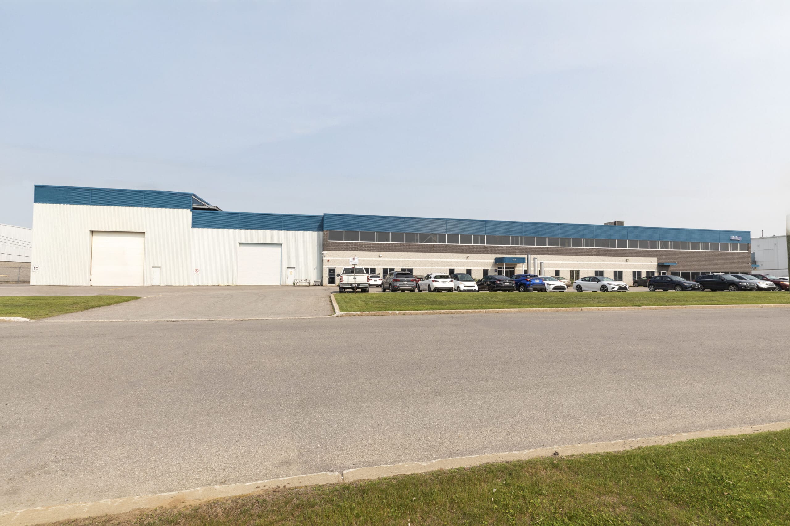 Local commercial et industriel à louer à Terrebonne, emplacement stratégique avec accès autoroutier