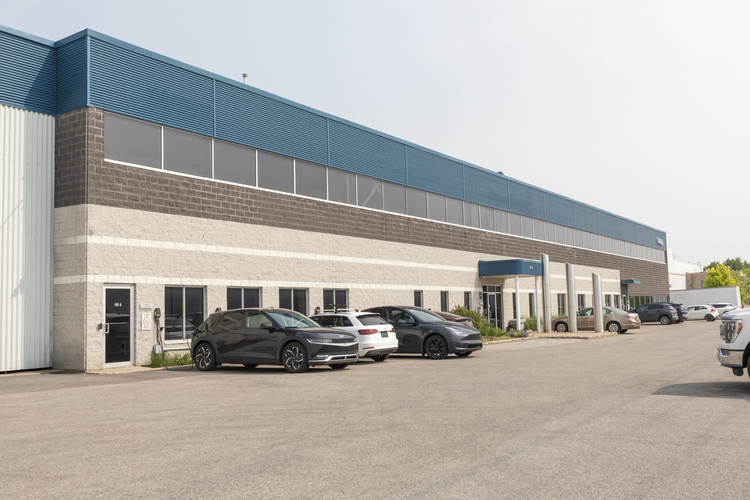 Local industriel à louer à Terrebonne avec grand stationnement, accès facile, proche autoroutes 640, 15, 25 et 19