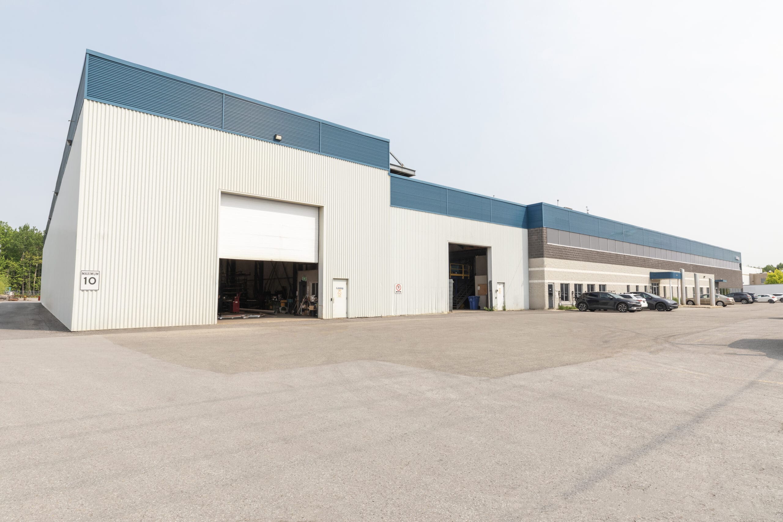 Local industriel à Terrebonne – plafond 24 pieds, mezzanine et aire ouverte à personnaliser