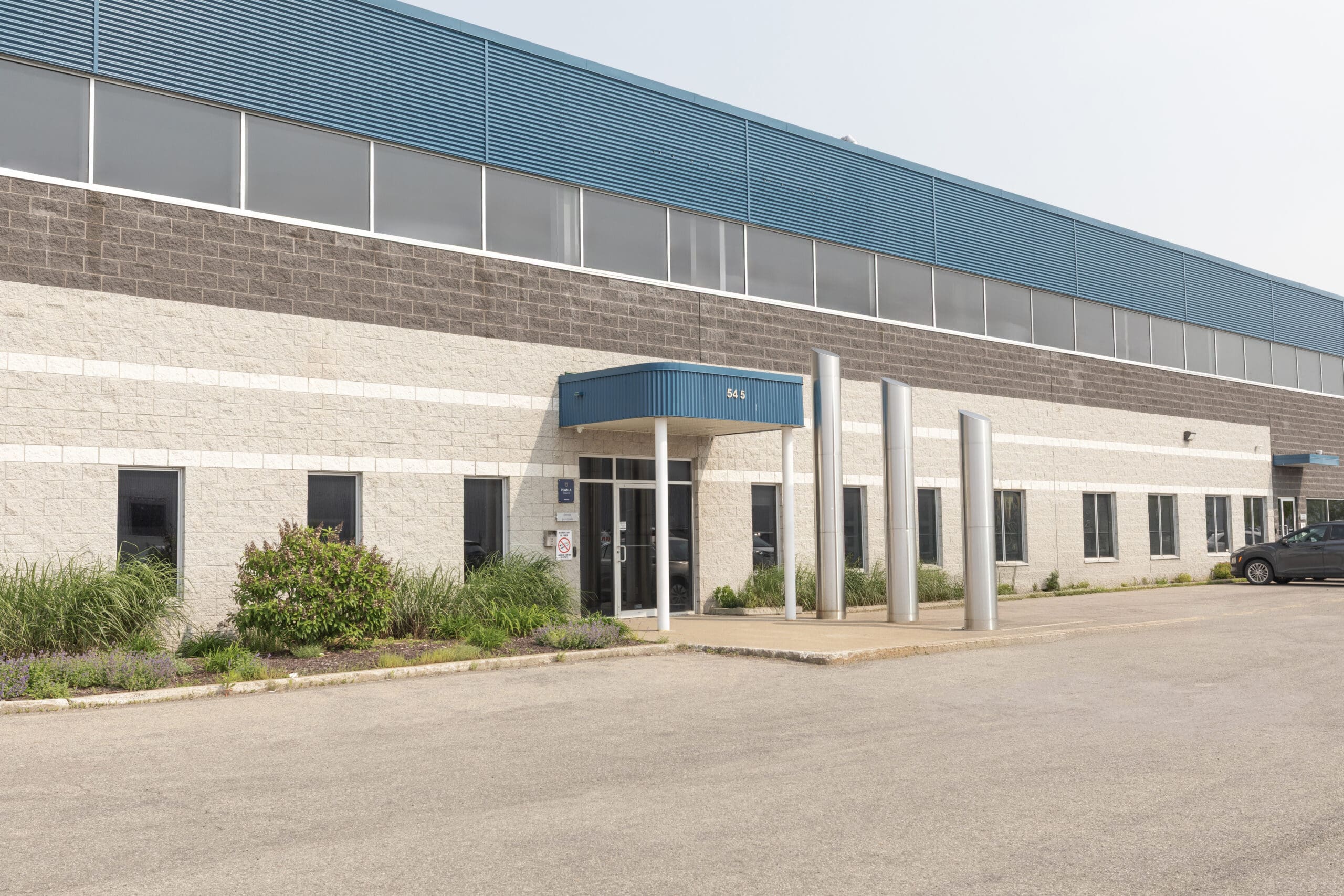 Local industriel à Terrebonne – plafond 24 pieds, mezzanine et aire ouverte à personnaliser