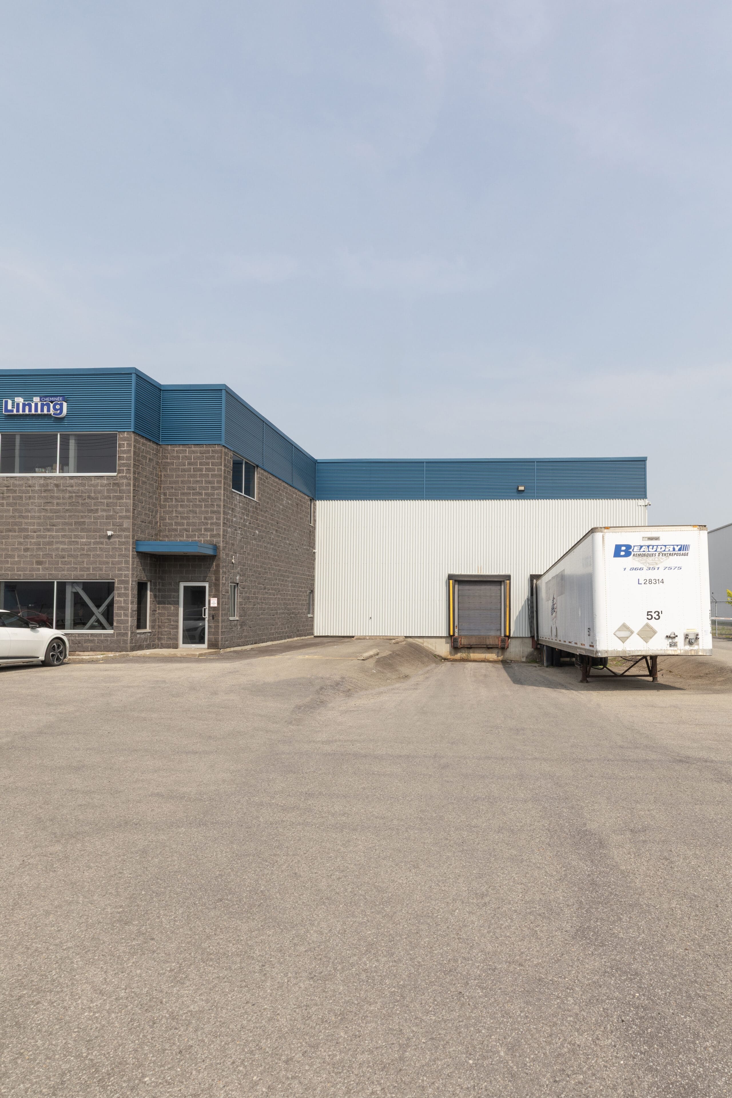 Espace industriel moderne à louer à Terrebonne avec mezzanine et quai de chargement