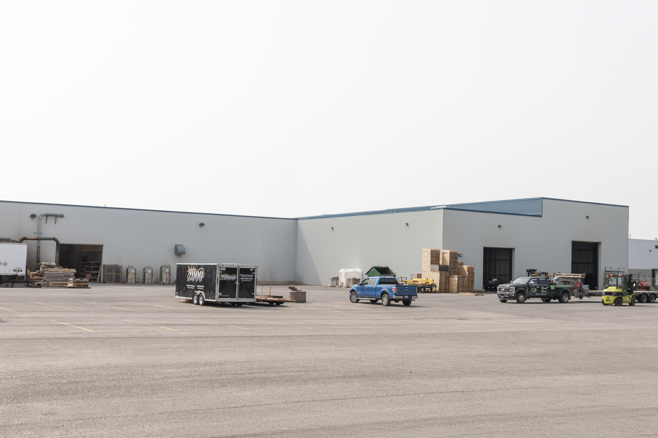 Espace industriel moderne à louer à Terrebonne avec mezzanine et quai de chargement