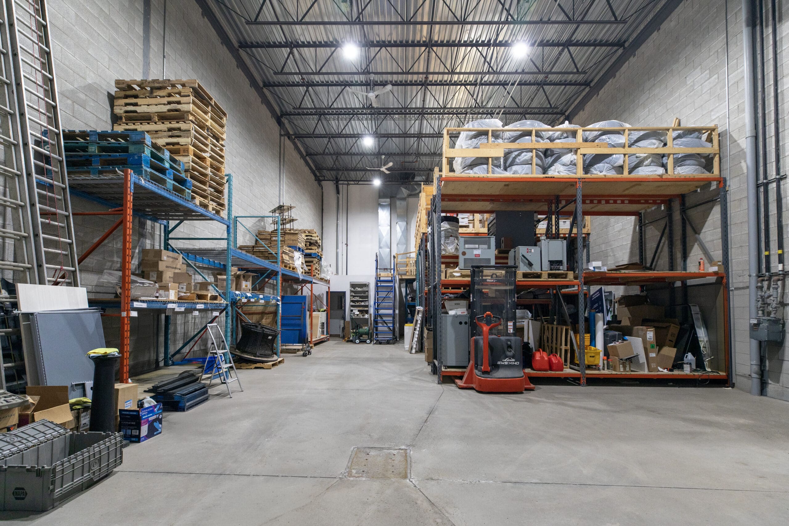 entrepot a louer a lalaval, acces autoroute 15