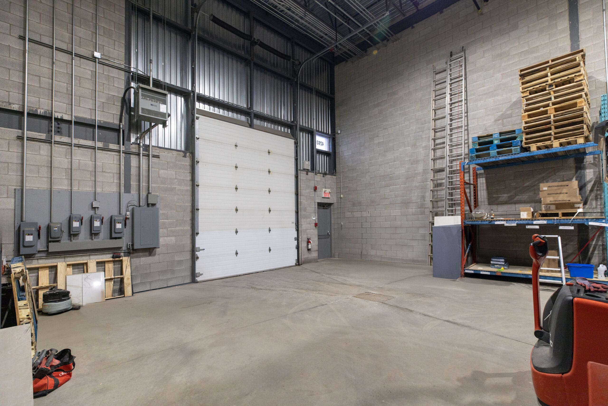 entrepot avec porte de garage et drive-in a louer laval pour entreprise et pme