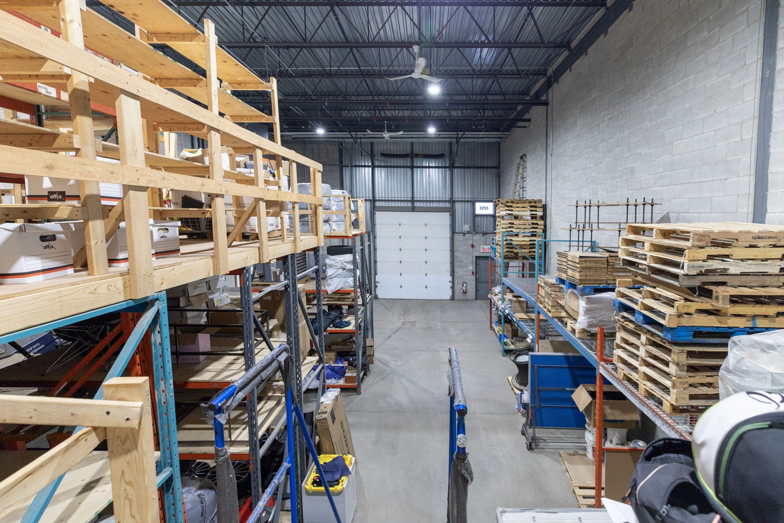 Entrepôt à louer dans le secteur de Laval, proche autoroute 15