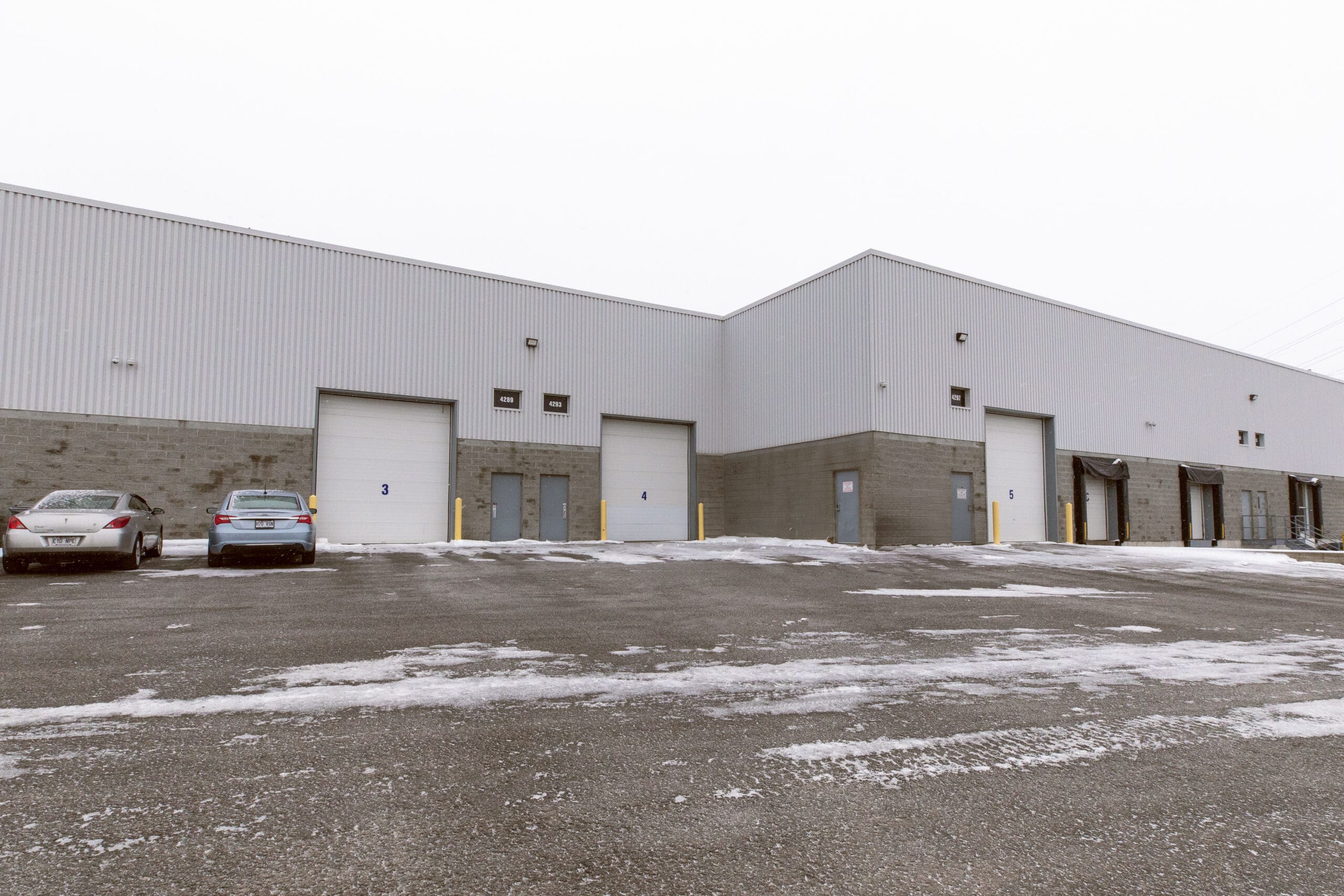 entrepôt vue extérieur, porte de garage camions 53 pouce, laval