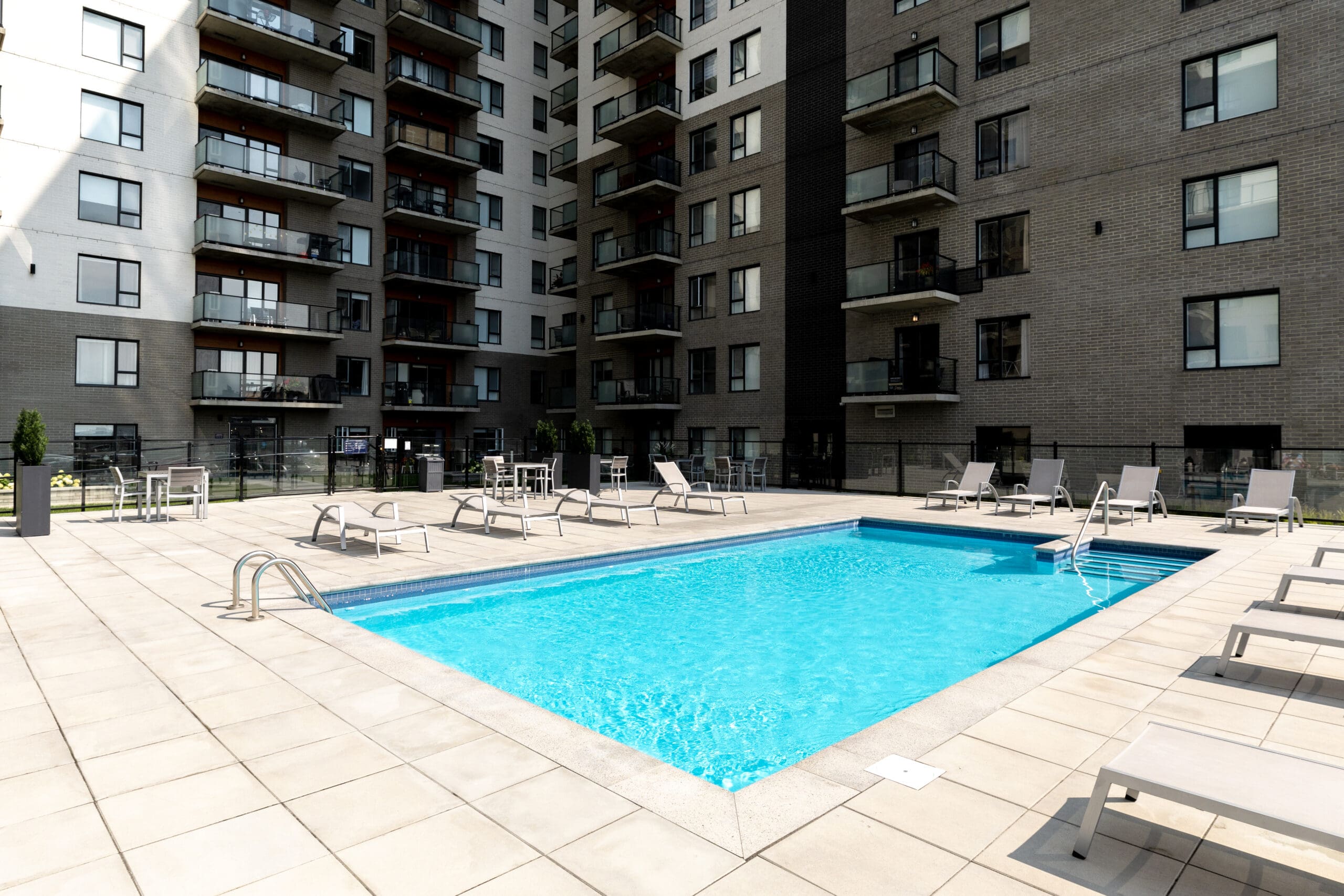 Complexe résidentiel locatif Soléa, condos avec aires communes, piscines, gym, salle de réception, appartements neufs à louer laval