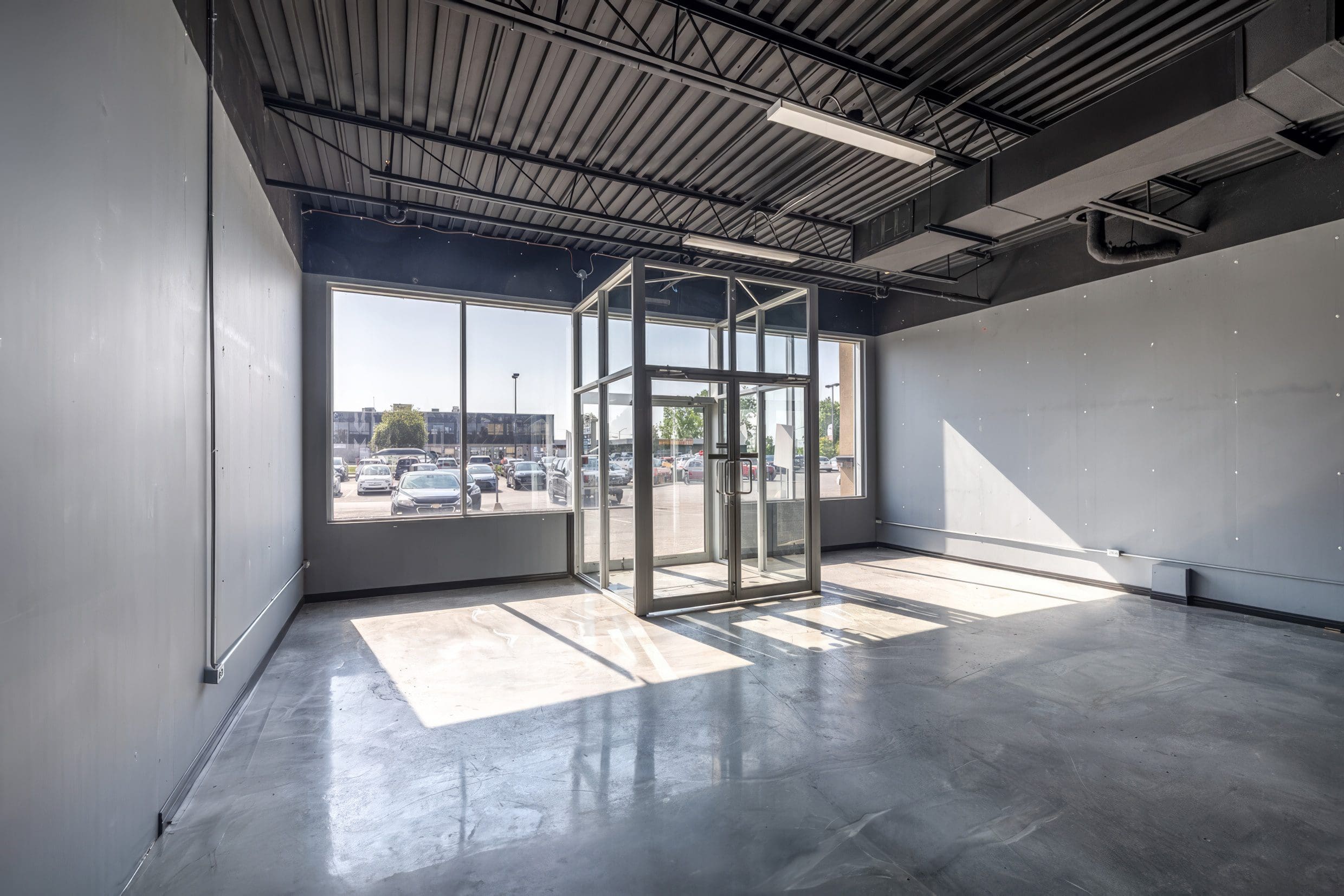 Vue intérieur, large espace, espace modulable, commercial de commerce de détails, commercial et de service