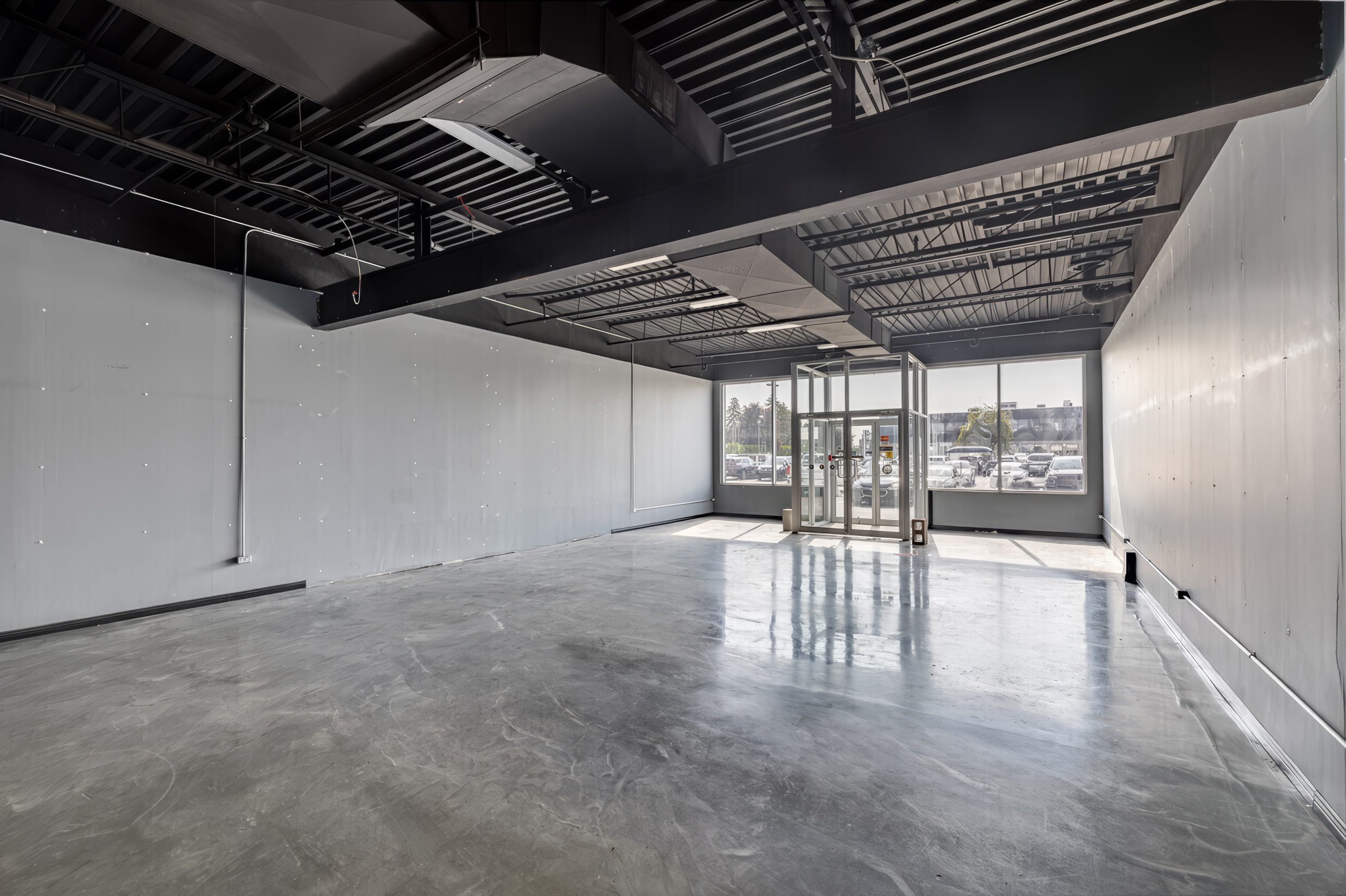 Vue intérieur, large espace, espace modulable, commercial de commerce de détails, commercial et de service