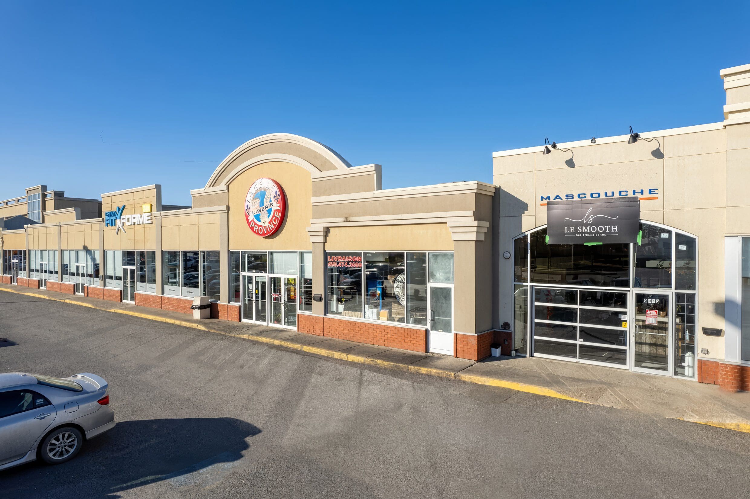 Façade du local commercial à Mascouche, visibilité sur rue, walkscore, espace à louer maintenant