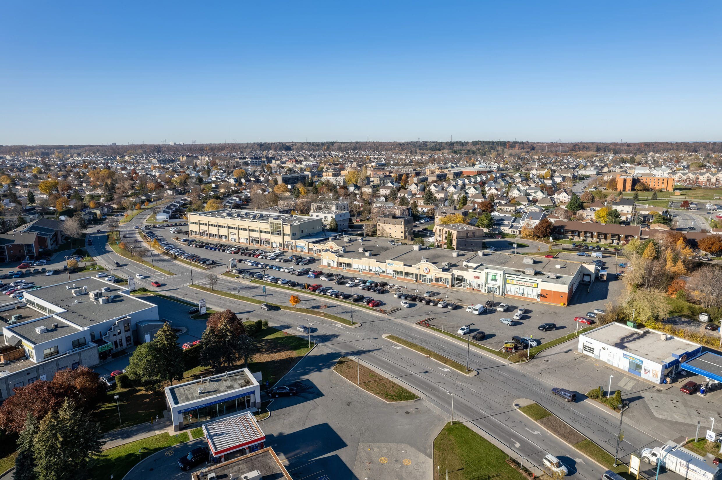 Vue extérieure du carrefour Mascouche, zone achalandé, grand stationnement client et commerce populaire de renommé