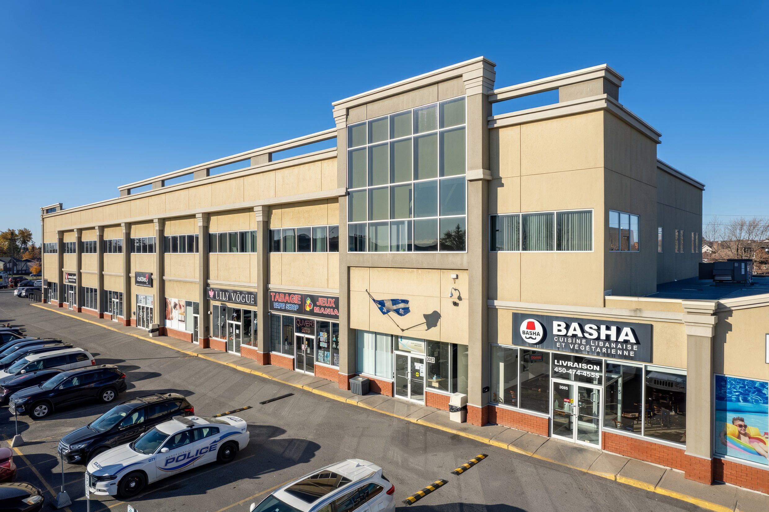 Vue extérieure du carrefour Mascouche, zone achalandé, grand stationnement client et commerce populaire de renommé
