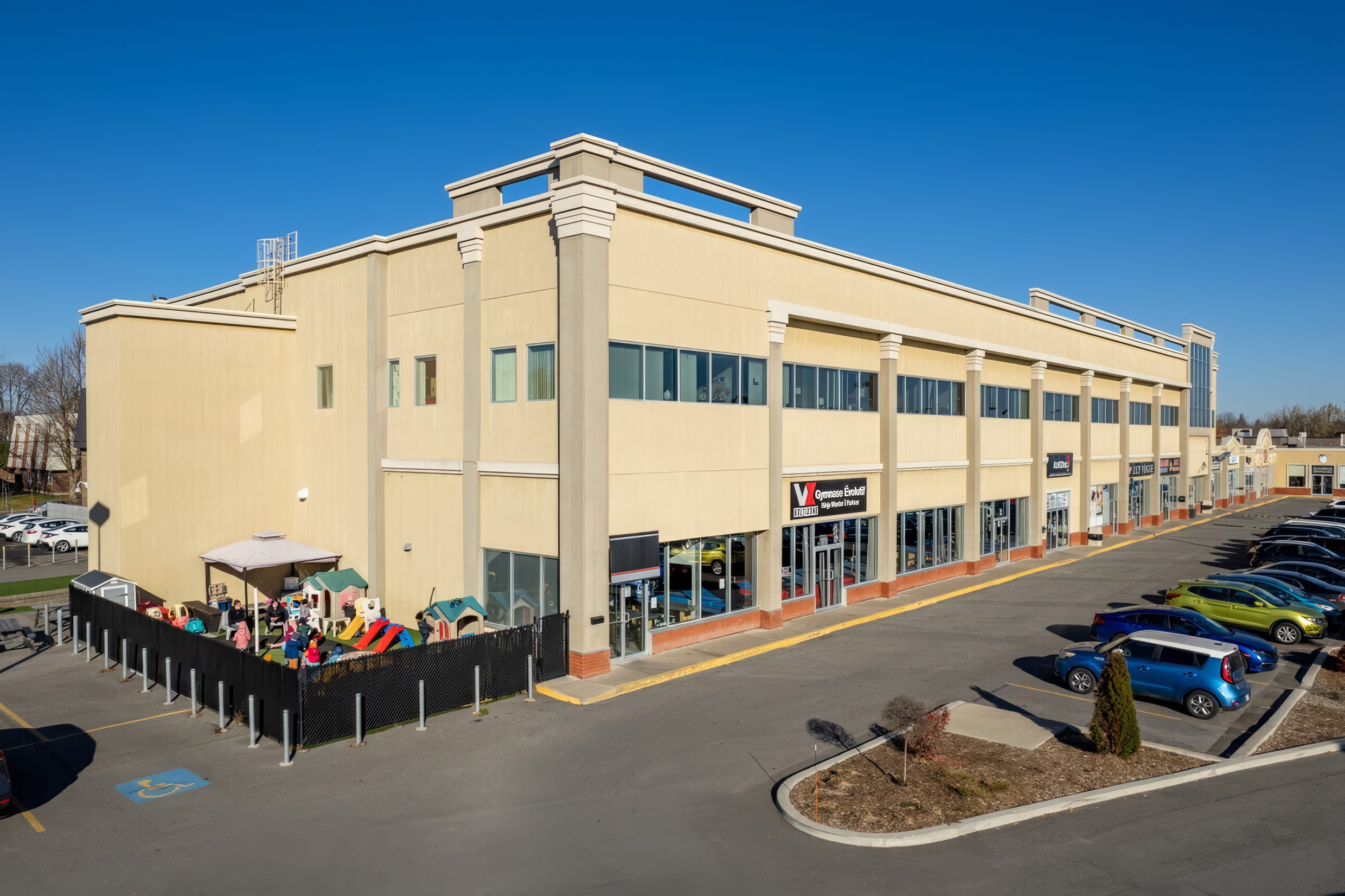 Façade du local commercial à Mascouche, visibilité sur rue, walkscore, espace à louer maintenant