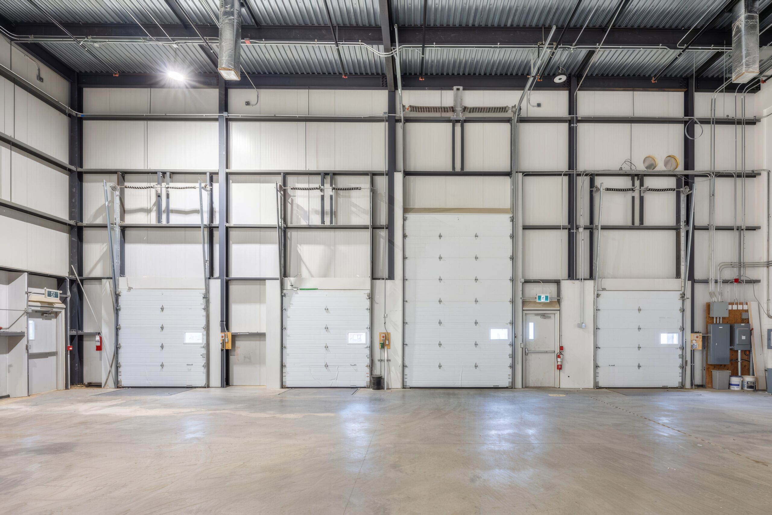 Espace industriel à louer dans le parc manufacturier de Boisbriand, idéal pour entrepôt, bureau ou logistique