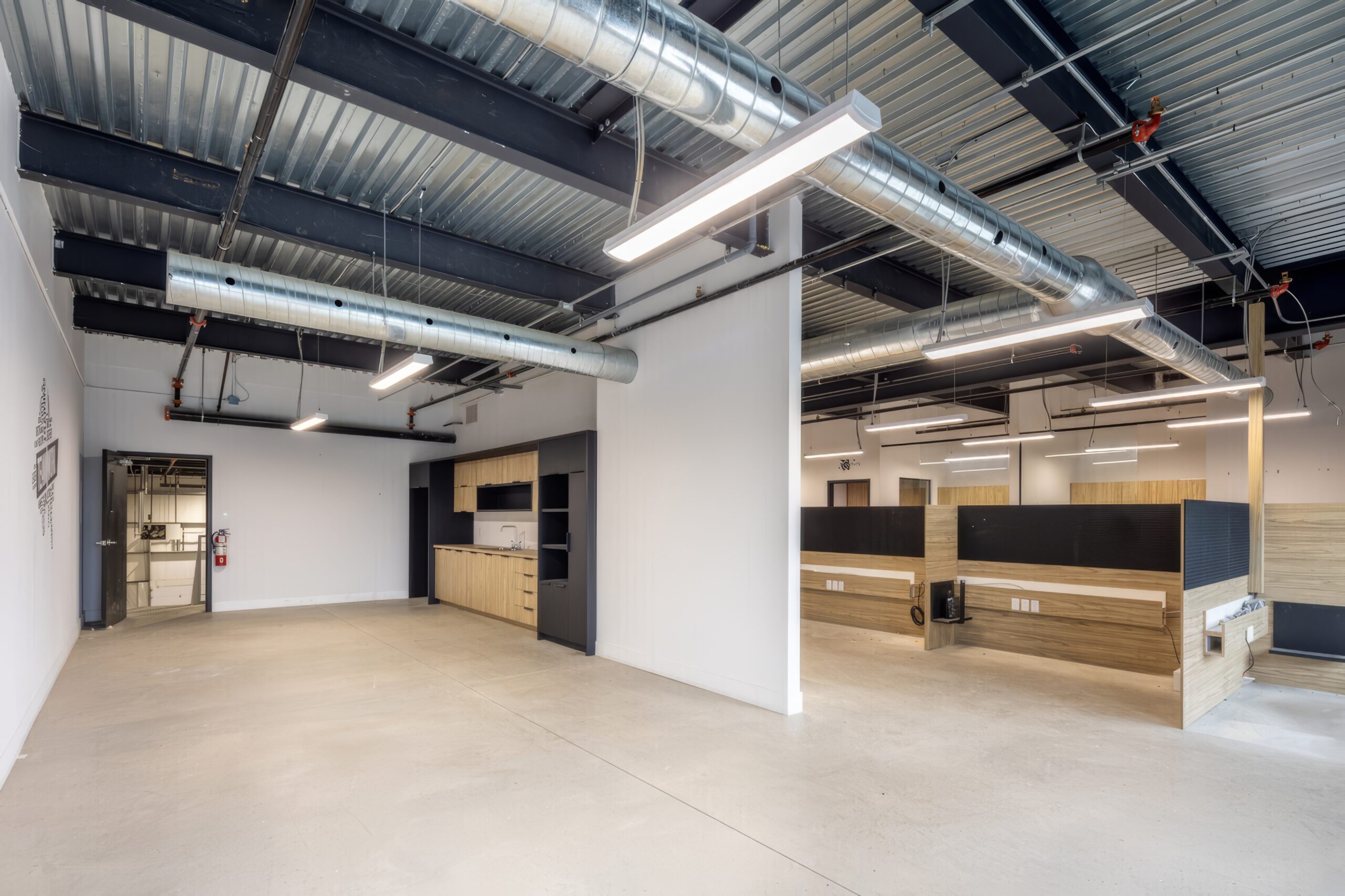 Entrepôt avec bureau au 2e étage à louer à Boisbriand, espace personnalisable