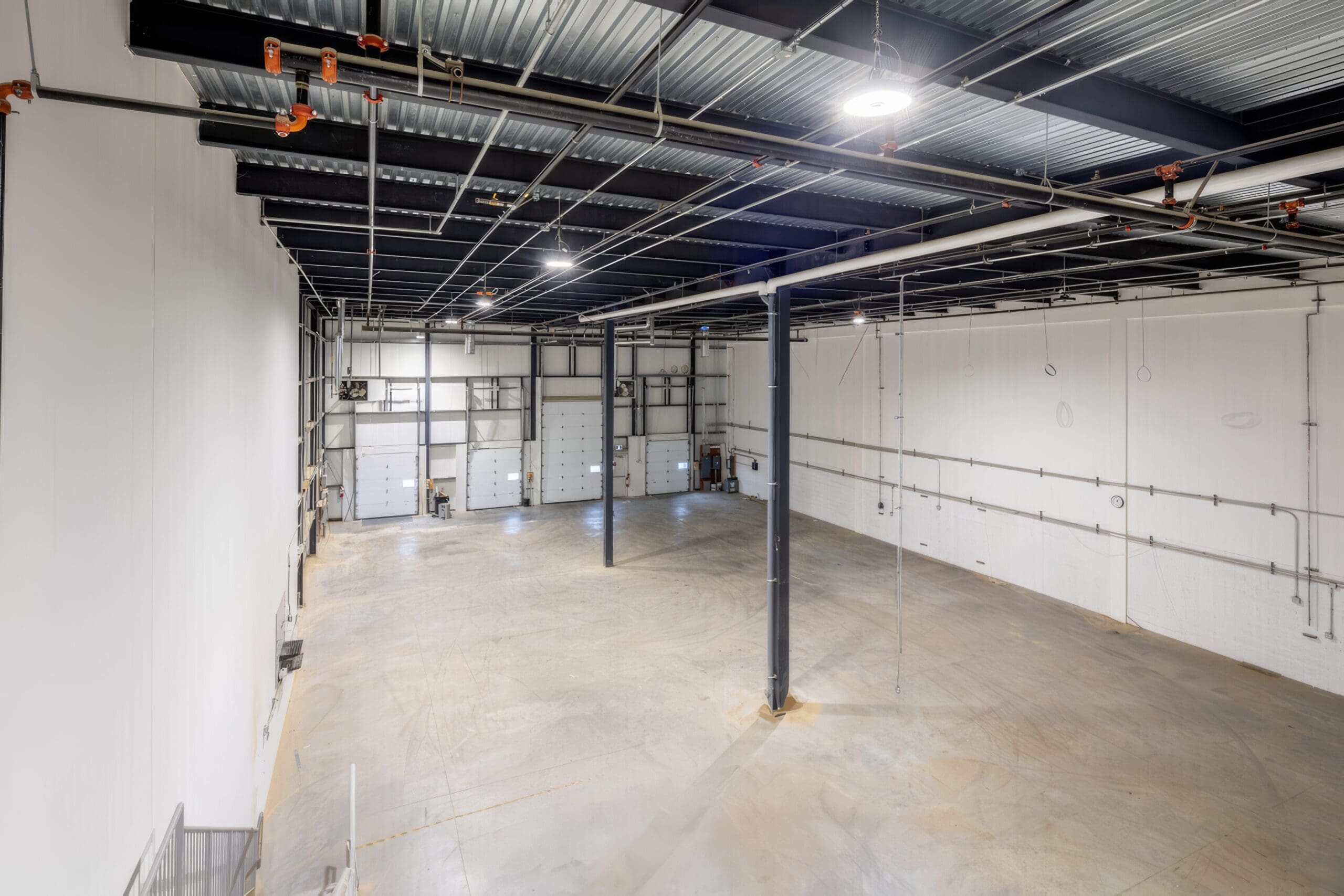 Local à louer dans le secteur industriel de Boisbriand, avec quai de chargement, mezzanine et plafond de 27 pieds